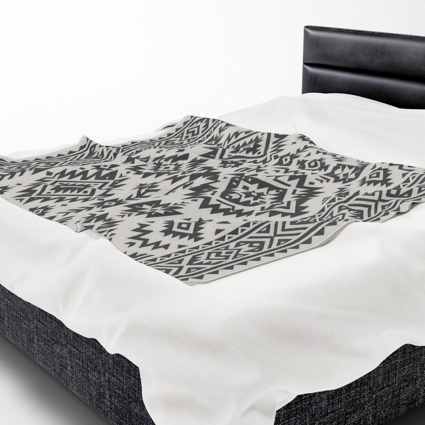 Cozy Velveteen Plush Blanket - Tribal Design, Soft Throw for Home Decor, Perfect for Gifts, Christmas, and Warm Nights